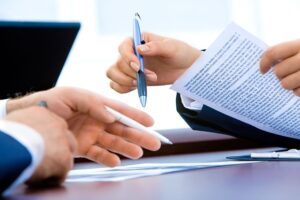 Pessoas em reunião, prestação de serviços, contrato, acordo
