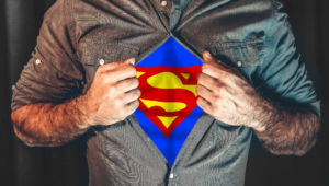Homem-com-camisola-de-super-herói